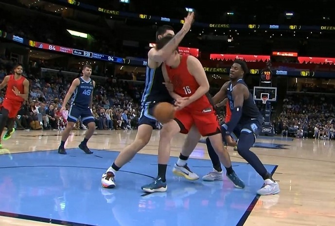 开云官方平台-斯普利特：想挑战杨瀚森被埃迪打到面部那次判罚 裁判没给我时间