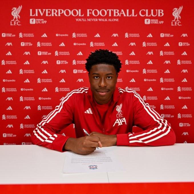 官方：利物浦与18岁后卫埃罗博马签下首份职业合同